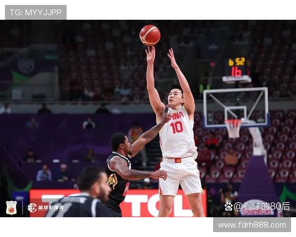 足球队员在CBA看球视频：两项运动迷的共鸣时刻