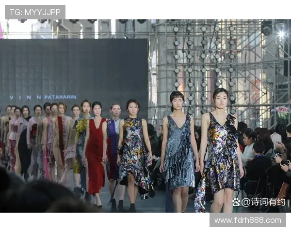 以OW世界杯联名穿搭为灵感的潮流风格全解析打造年轻态街头时尚新趋势 以OW世界杯联名穿搭为灵感的潮流风格全解析打造年轻态街头时尚新趋势